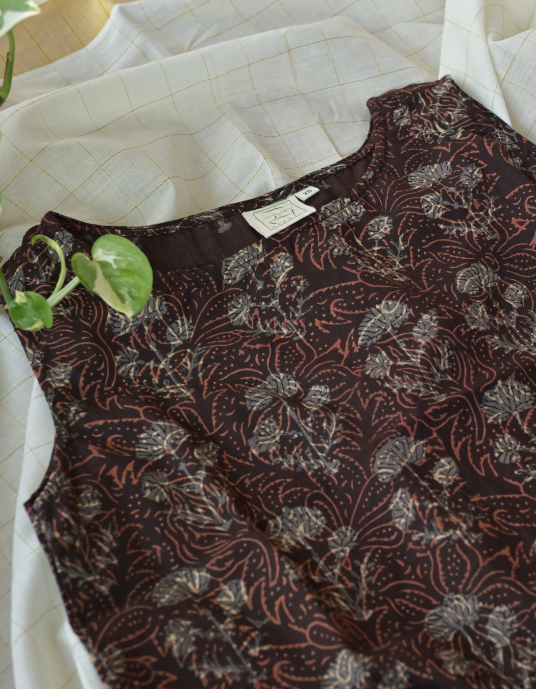 "BOXY CROP TOP" brown printed