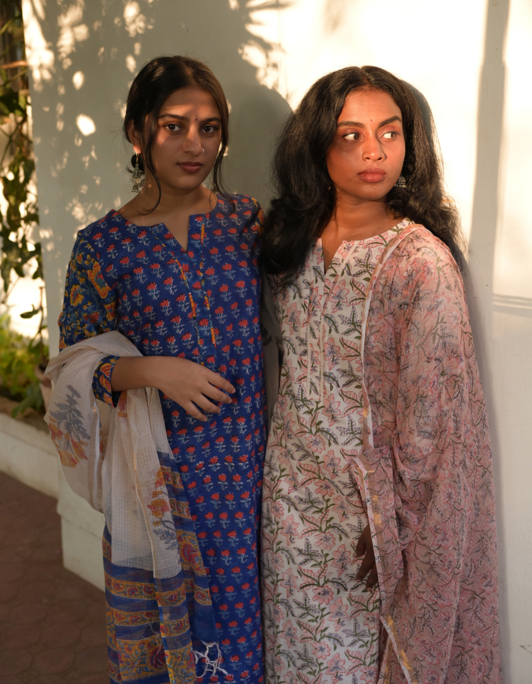 WHITE AND PEACH SANGANERI FLORAL PRINTED KURTI SET WITH DUPATTA