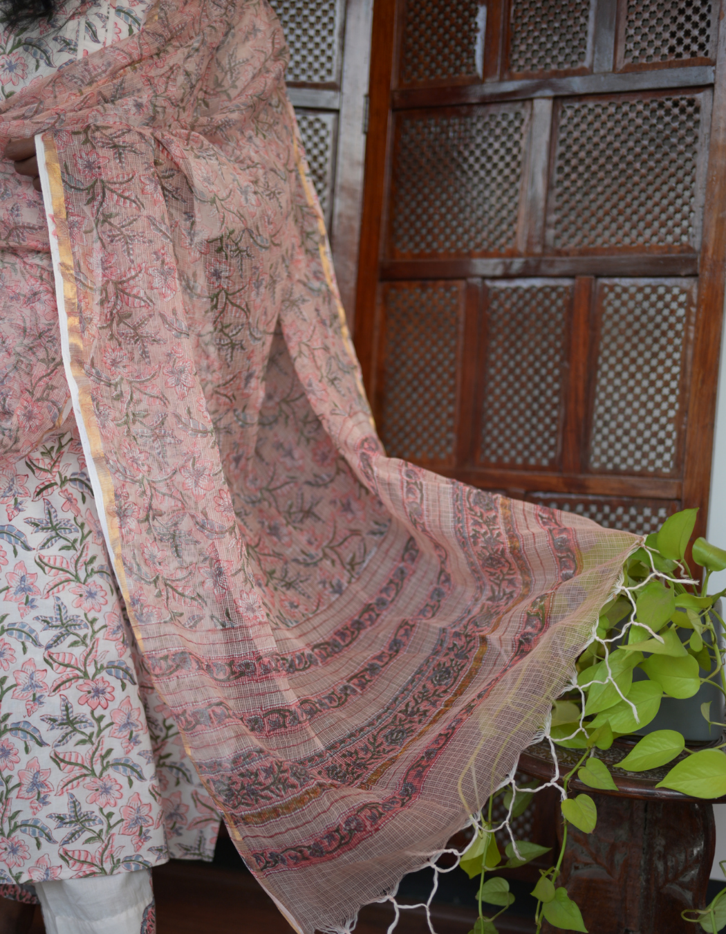 WHITE AND PEACH SANGANERI FLORAL PRINTED KURTI SET WITH DUPATTA