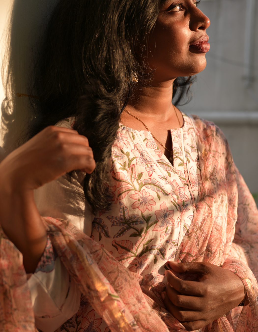 WHITE AND PEACH SANGANERI FLORAL PRINTED KURTI SET WITH DUPATTA