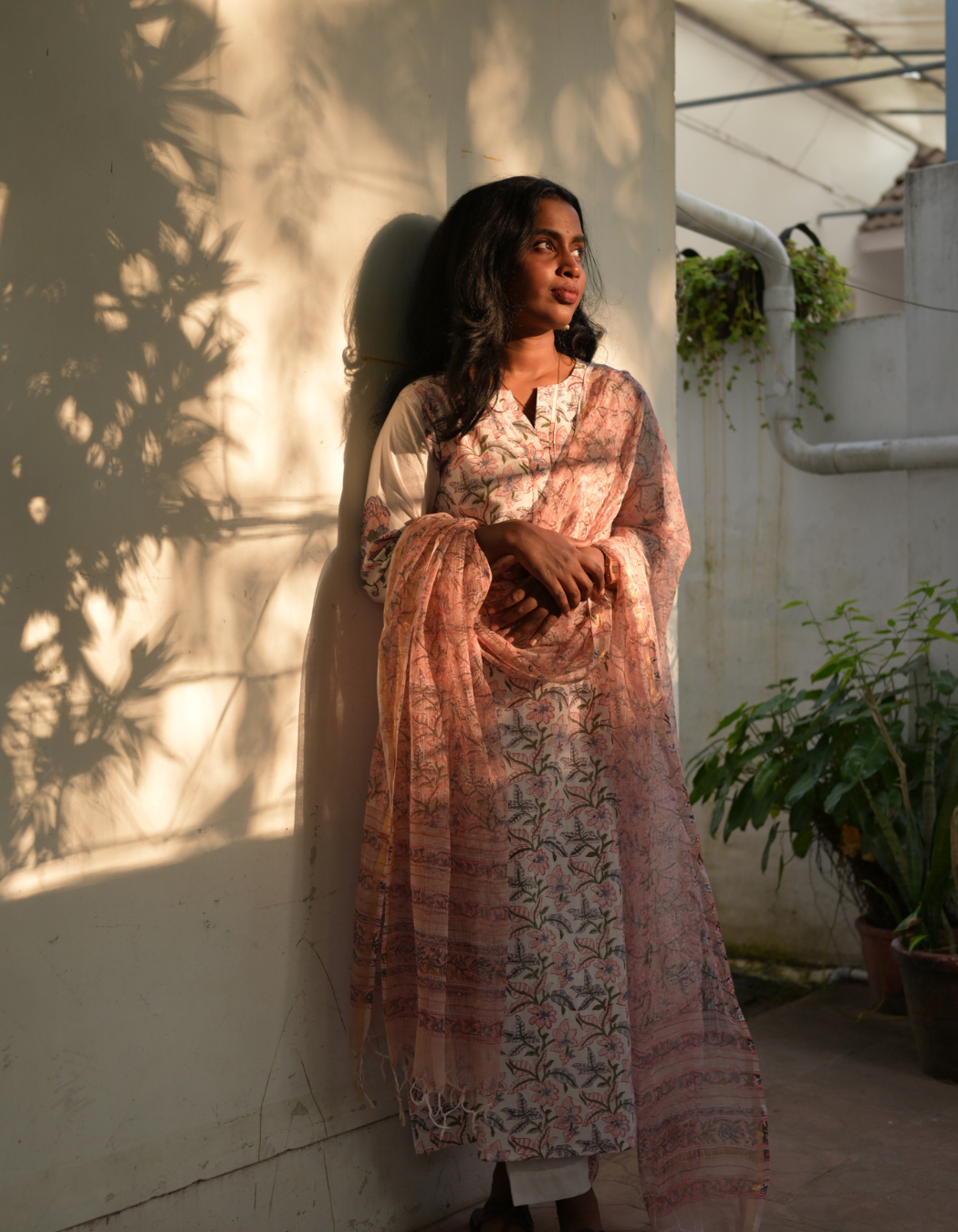 WHITE AND PEACH SANGANERI FLORAL PRINTED KURTI SET WITH DUPATTA