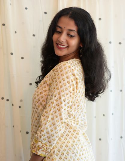 ROOH - CREAM AND LIGHT YELLOW FLORAL SANGANERI PRINTED COTTON CURVD - V NECK KURTI