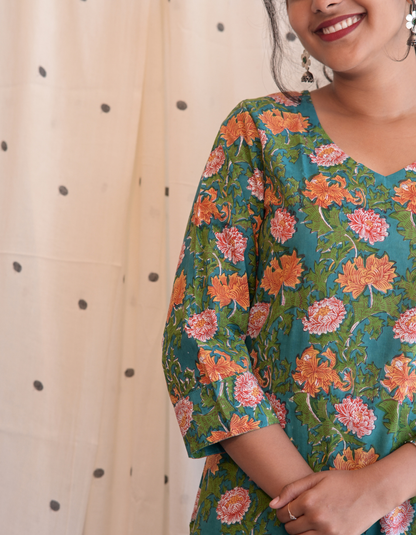 ROOH - TEAL GREEN FLORAL SANGANERI PRINTED COTTON CURVD -V NECK KURTI