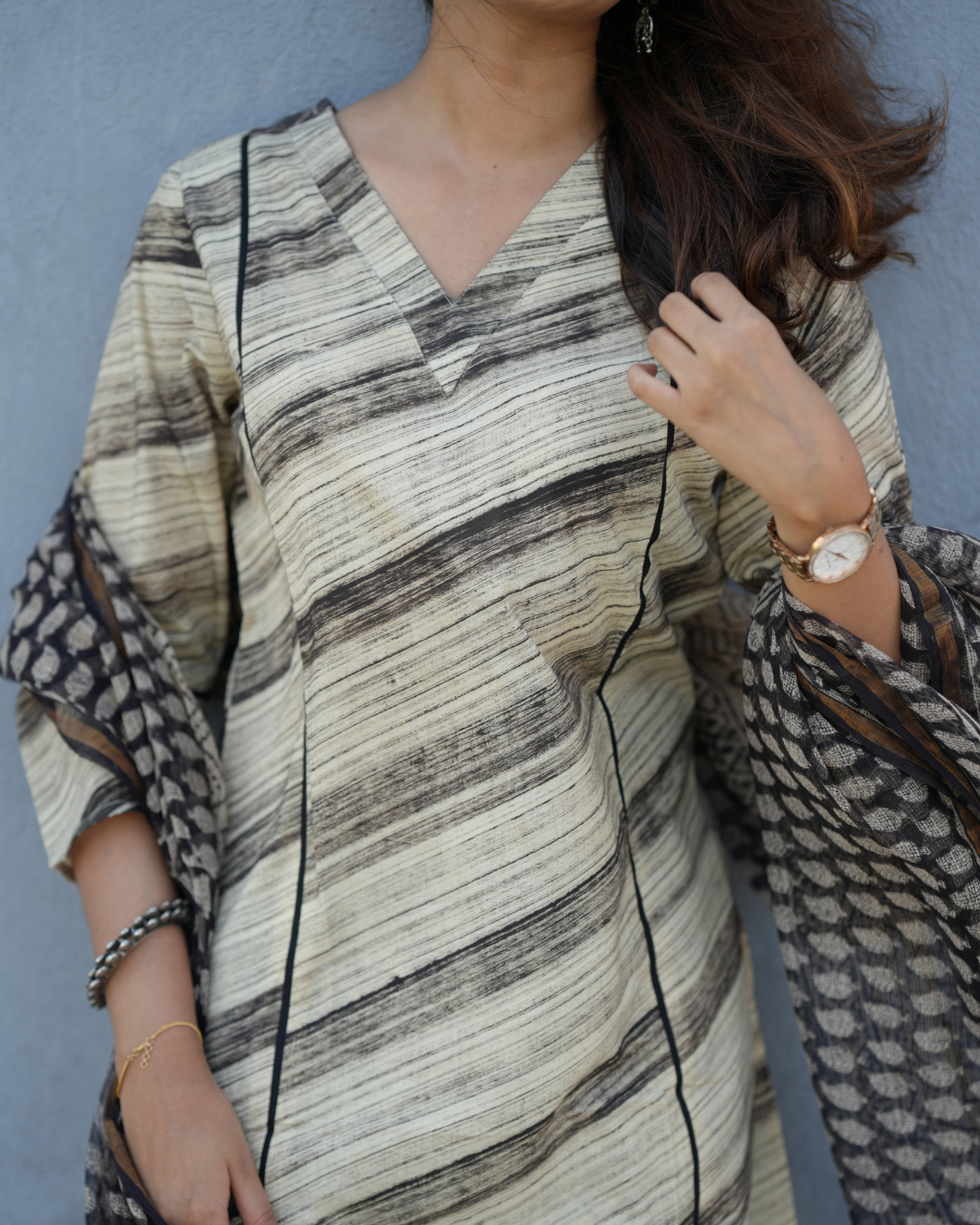 Beige brush paint V neck kurti