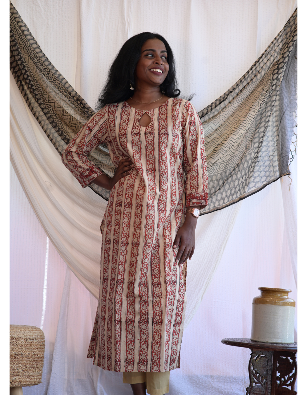 HAWA RED AND BEIGE HANDBLOCK PRINTED BUTTA KEY HOLE KURTI