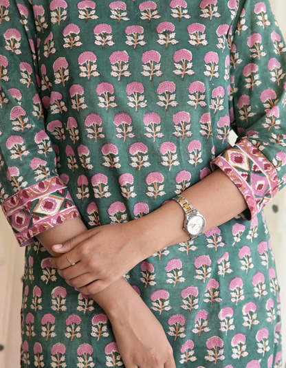 ROOH - GREEN FLORAL SANGANERI PRINTED COTTON  CURVD -V NECK KURTI