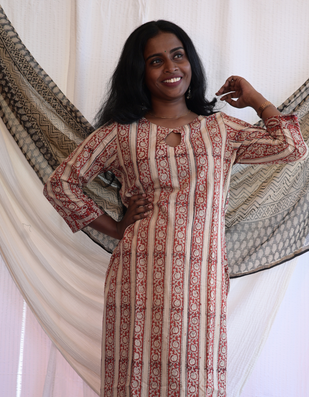 HAWA RED AND BEIGE HANDBLOCK PRINTED BUTTA KEY HOLE KURTI