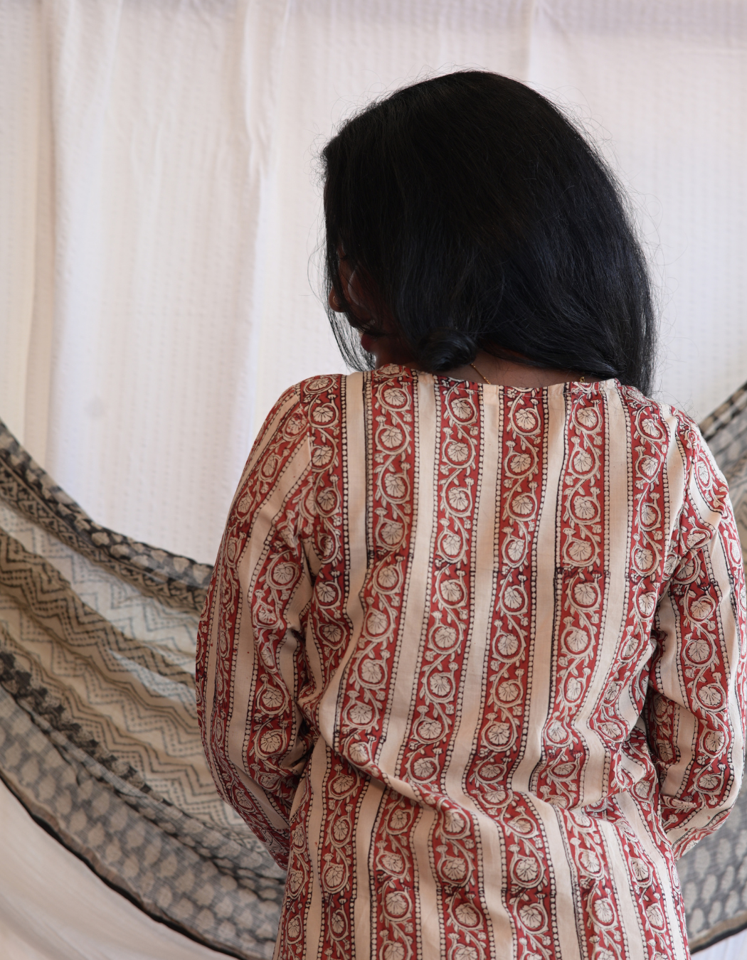 HAWA RED AND BEIGE HANDBLOCK PRINTED BUTTA KEY HOLE KURTI